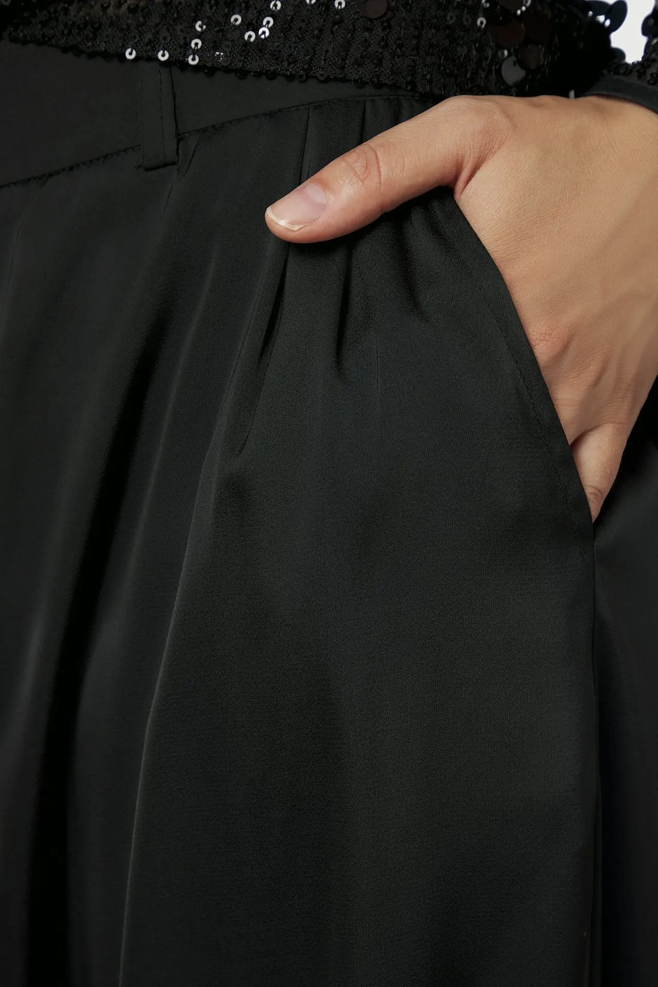 Neo Noir &nbsp;- Fayla Drapy Satin Balloon Pants Black - 4