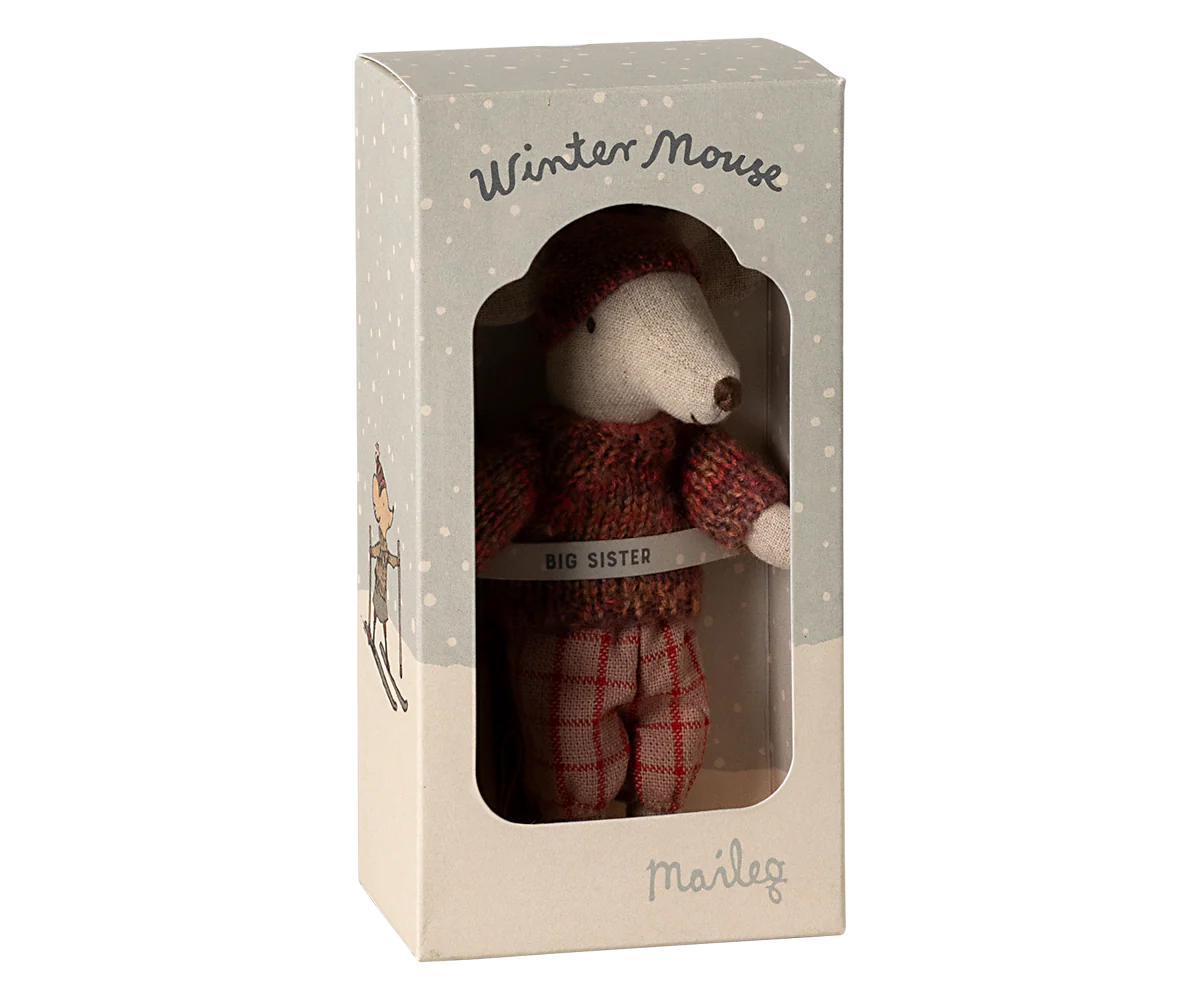 Maileg Vintermus - Storasyster med skidset - 2