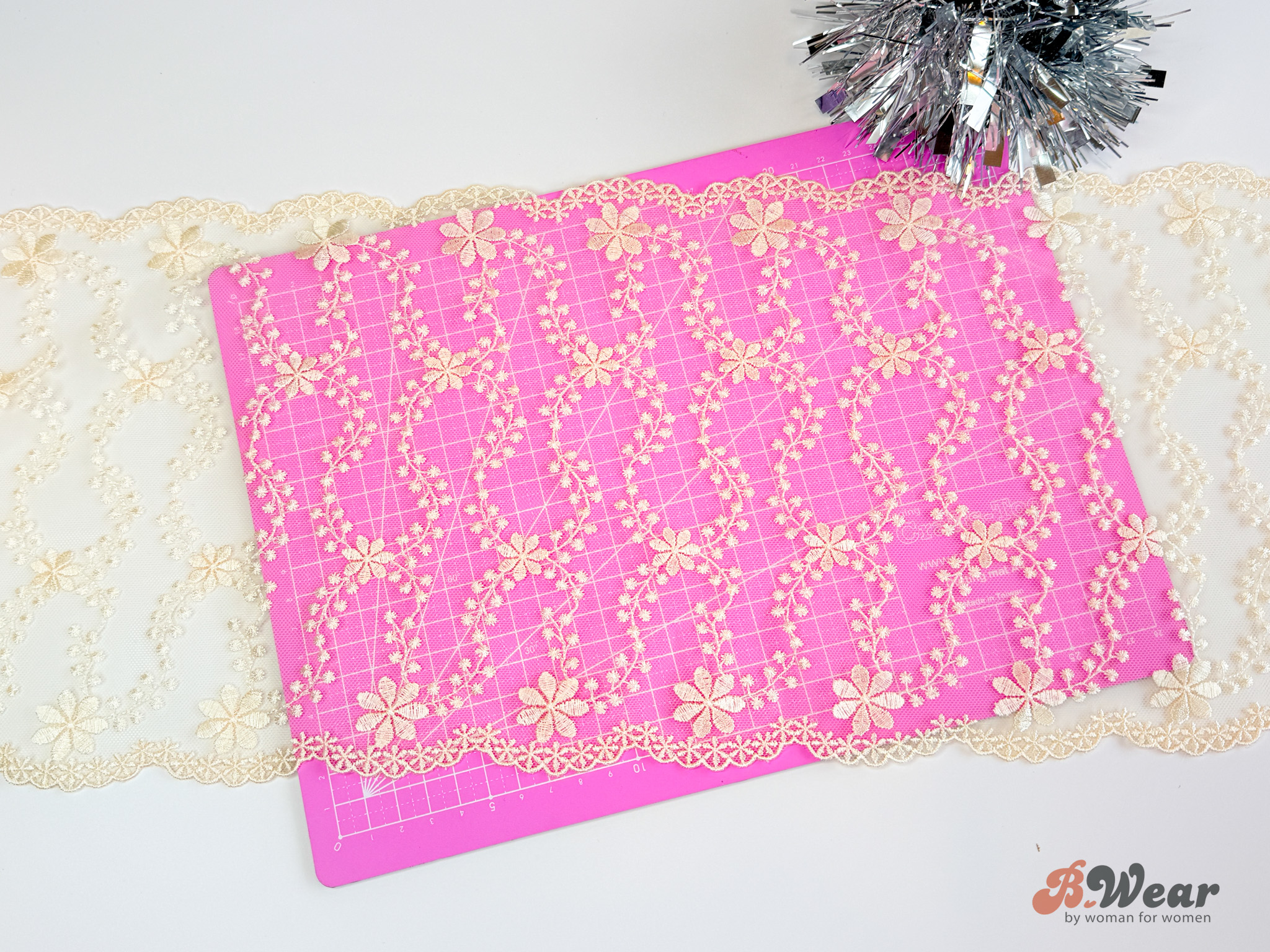 Ivory non stretch lace with flowers - 21 cm