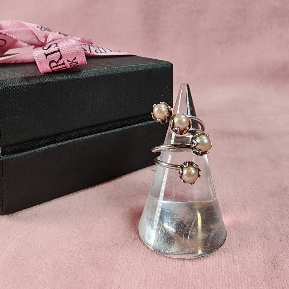 Yvone Christa Four Small Tulip ring beige pärla 16,5