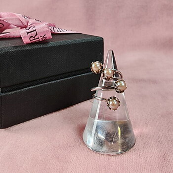 Yvone Christa Four Small Tulip ring beige pärla 16,5