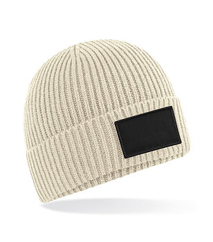 Beechfield Fashion Patch Beanie – ribbstickad mössa i återvunnet material