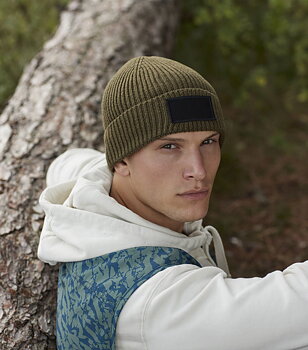 Beechfield Fashion Patch Beanie – ribbstickad mössa i återvunnet material
