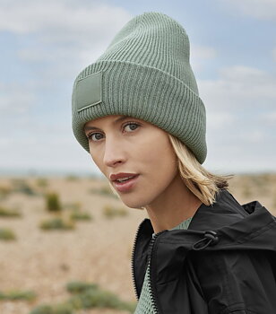 Beechfield Deep Cuffed Tonal Patch Beanie – ribbstickad mössa i återvunnet material
