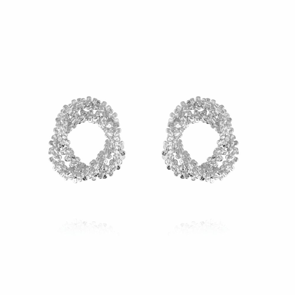Gemma Knot Earrings i skulptural knutdesign, cirka 28 × 25 mm, visade mot neutral bakgrund med fokus på textur och form.