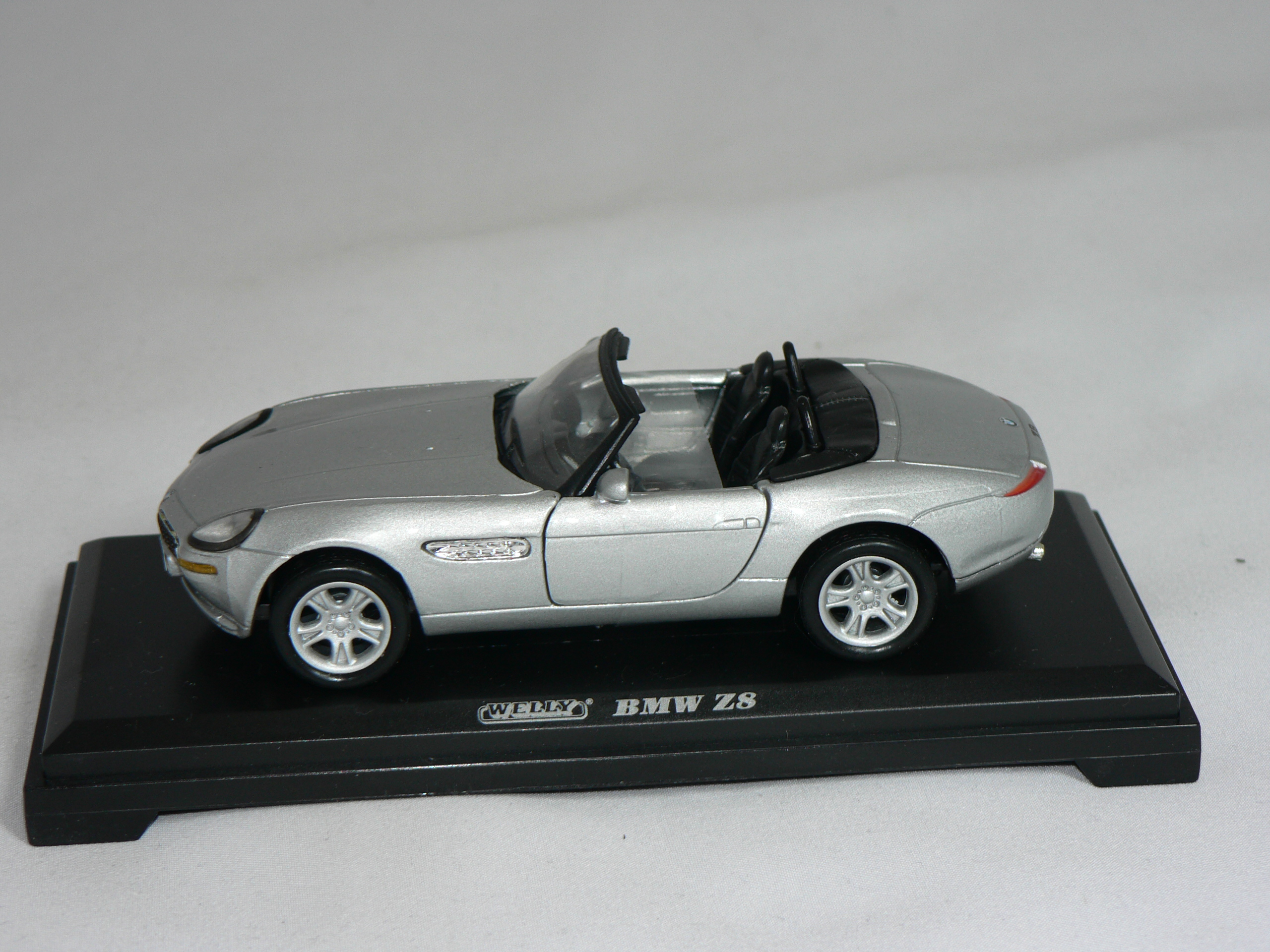 BMW Z8  1:38  Super Auto ( Welly ) - 3