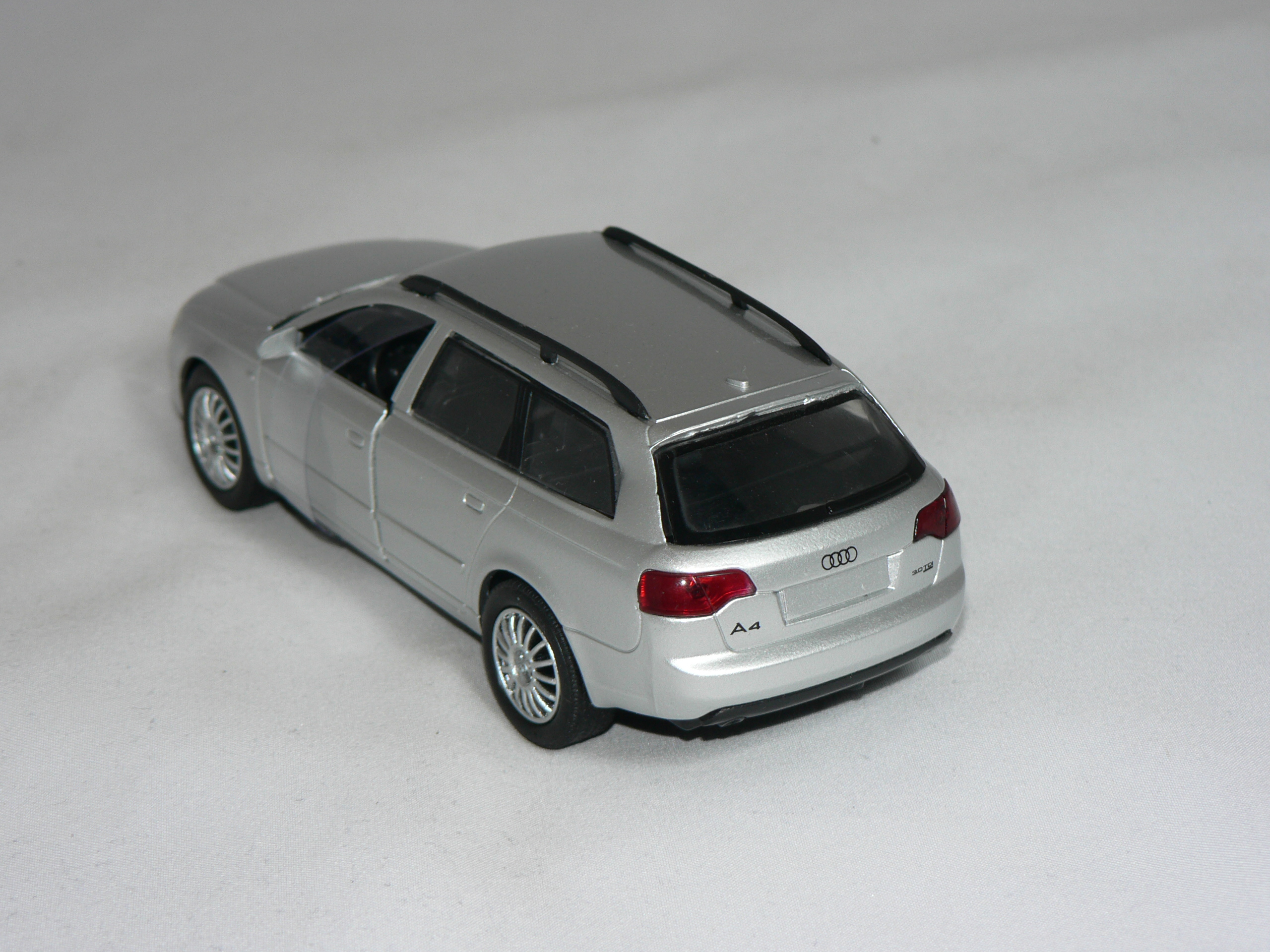 Audi A4  Avant  1:32 New Ray - 2