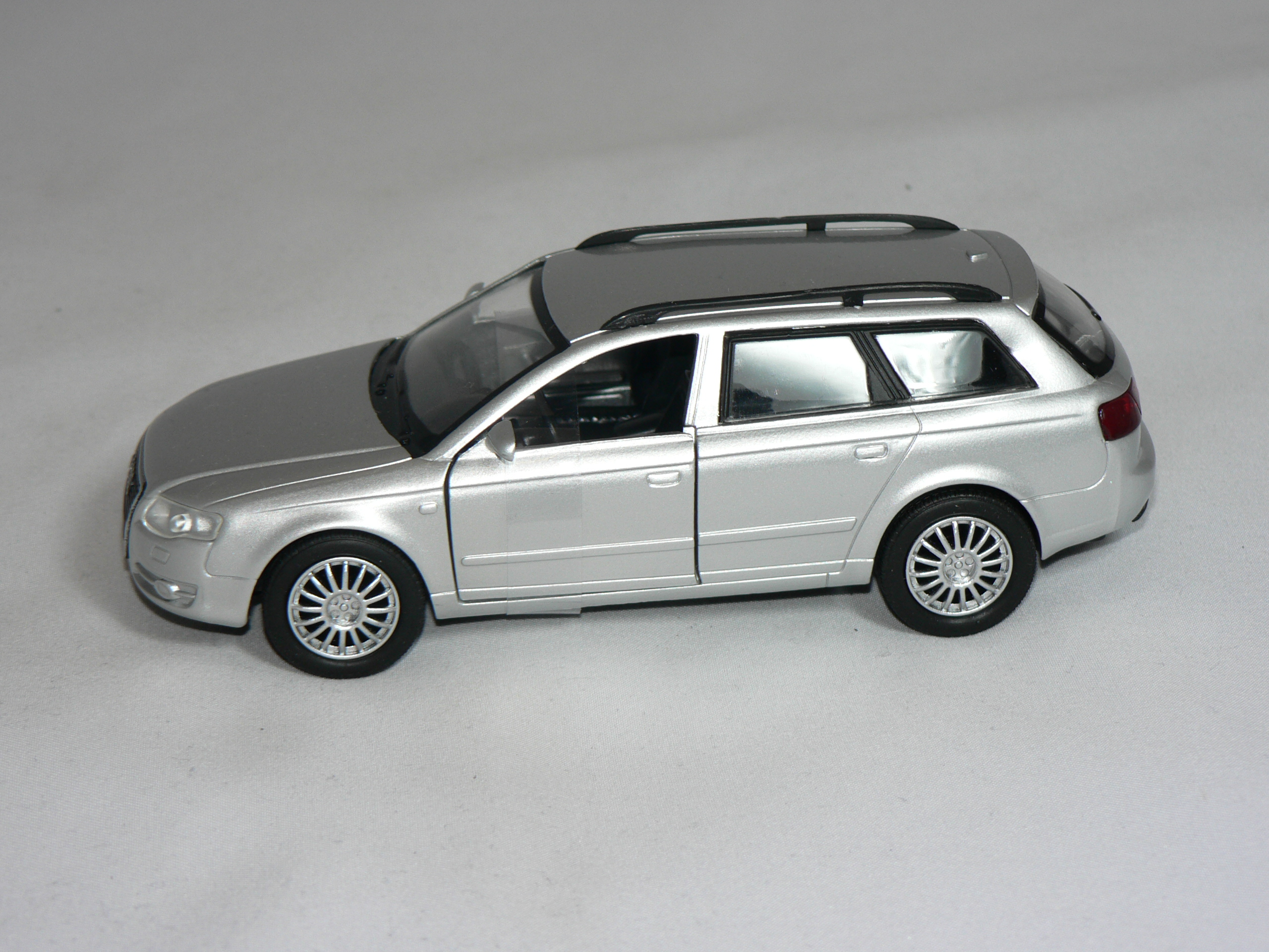 Audi A4  Avant  1:32 New Ray - 3