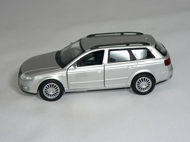 Audi A4  Avant  1:32 New Ray