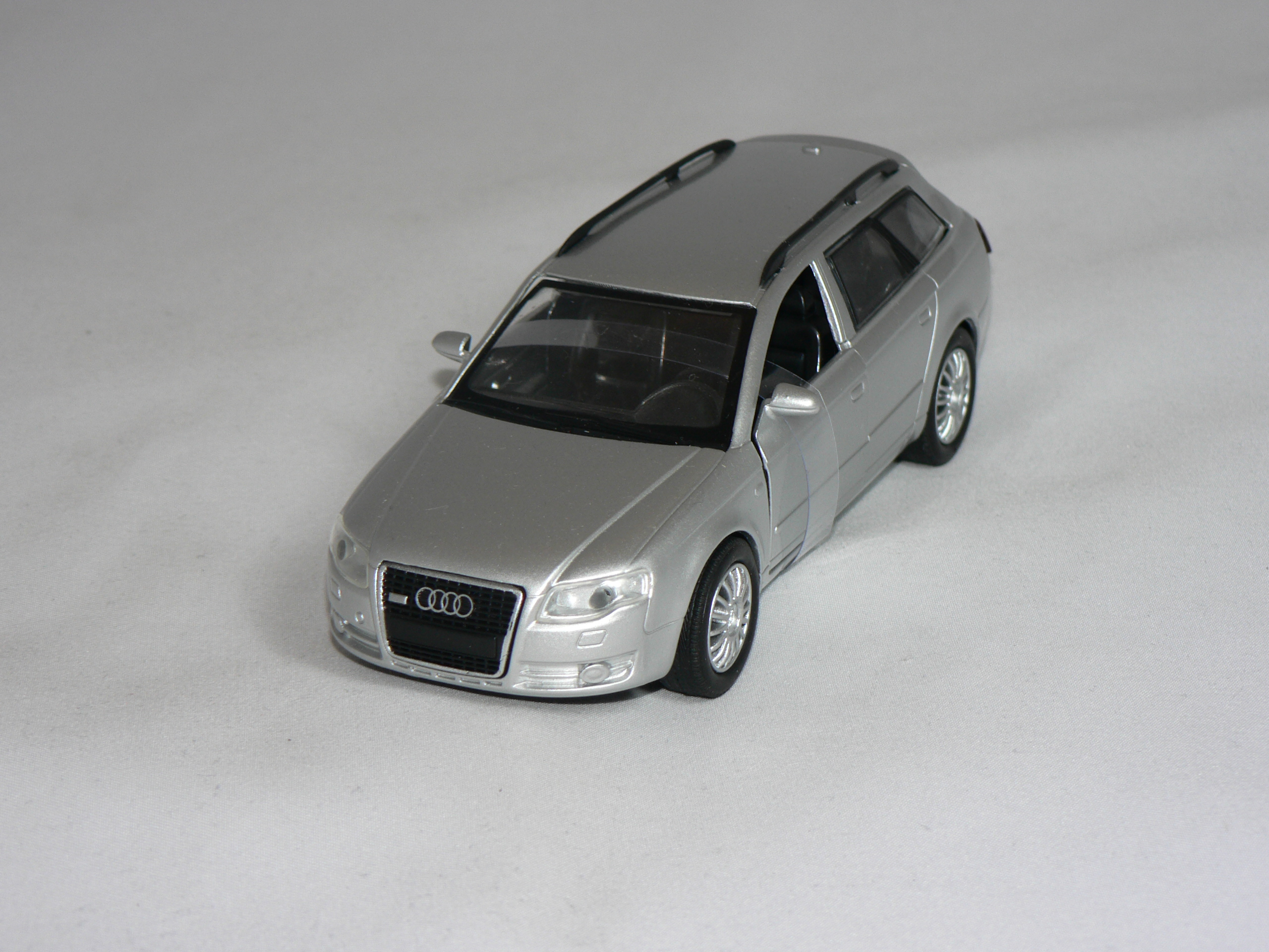Audi A4  Avant  1:32 New Ray
