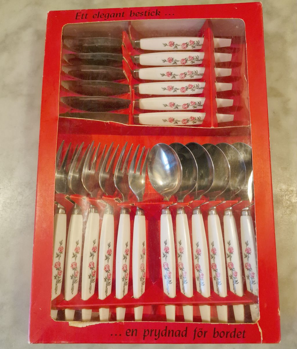 Red roses 18 pieces in original box