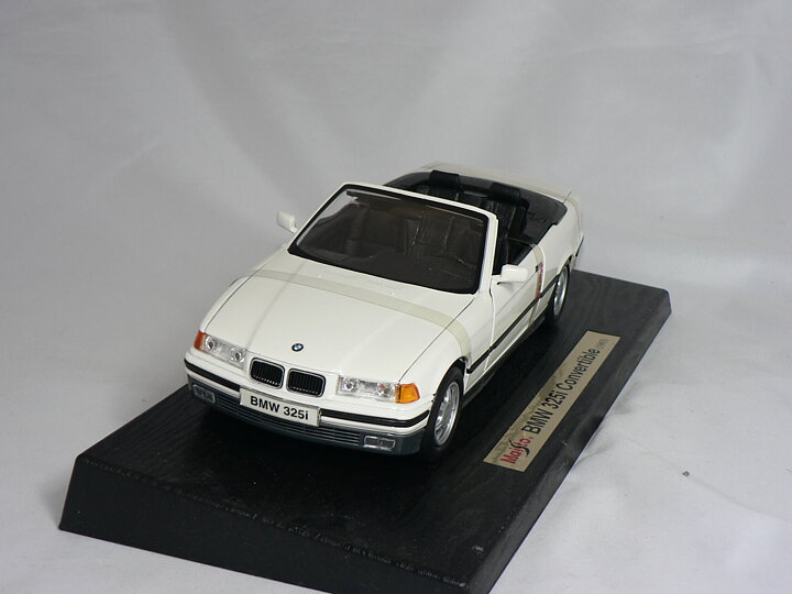 Bmw 325 i  Cab   1993  1:18  Maisto
