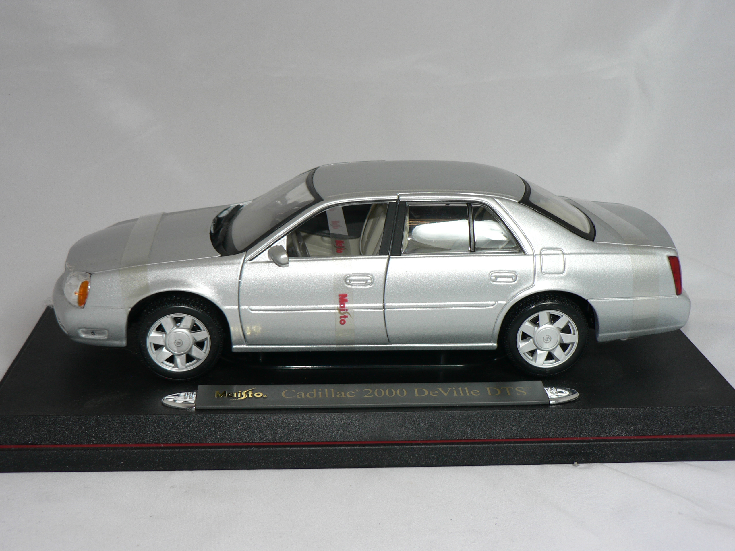 Cadillac  2000 DeVille DTS 1:18  Maisto - 3