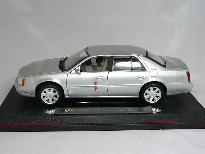 Cadillac  2000 DeVille DTS 1:18  Maisto