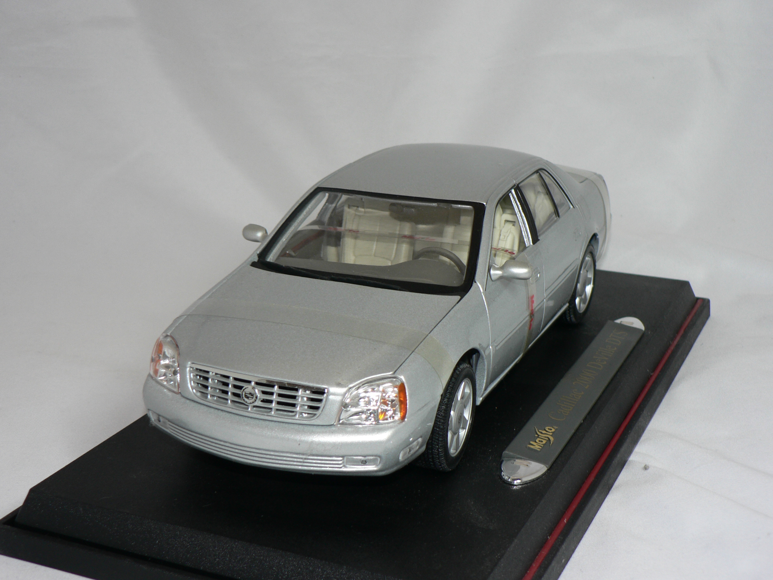 Cadillac  2000 DeVille DTS 1:18  Maisto
