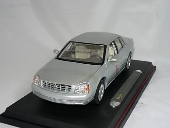 Cadillac  2000 DeVille DTS 1:18  Maisto