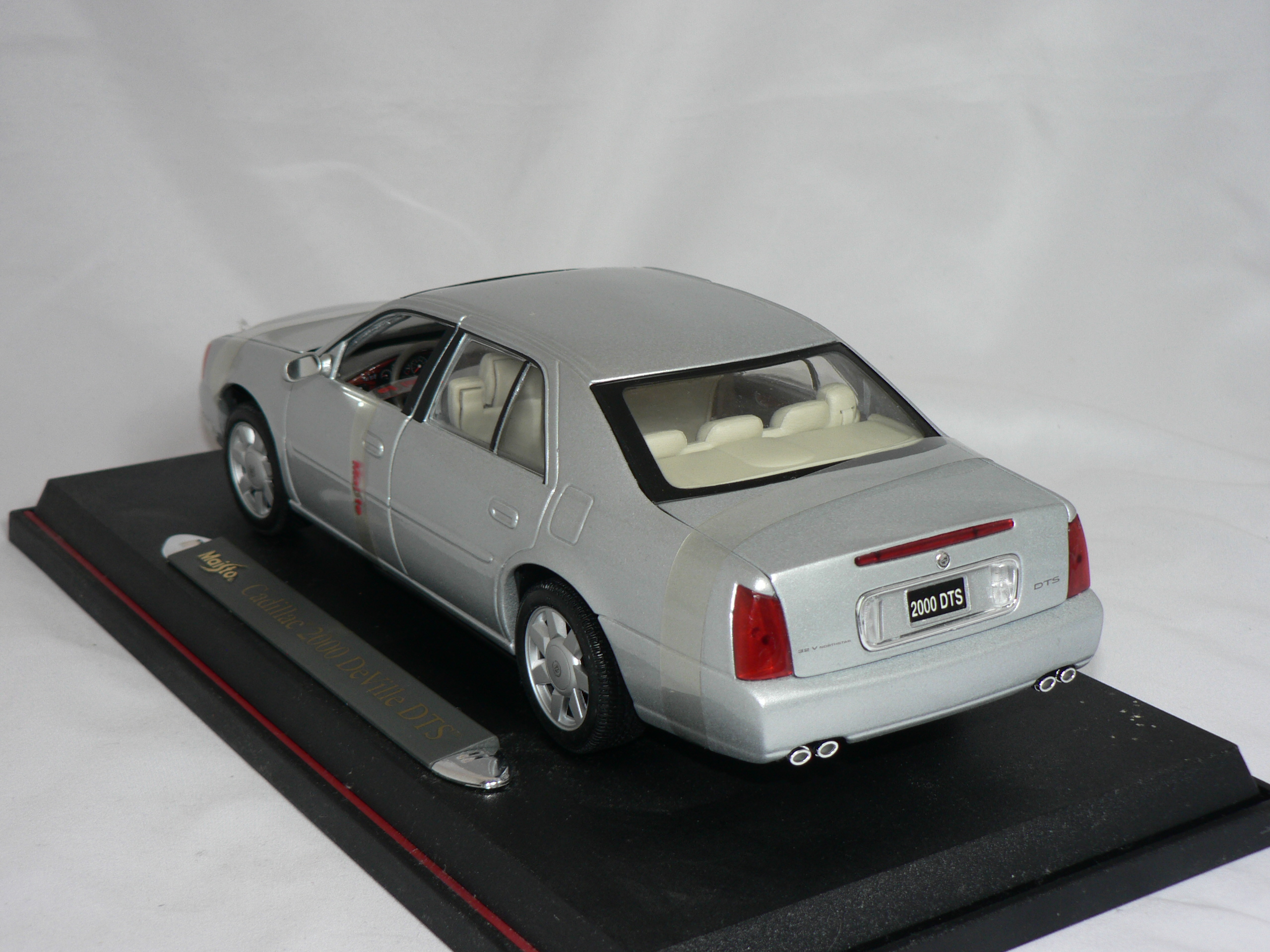 Cadillac  2000 DeVille DTS 1:18  Maisto - 2