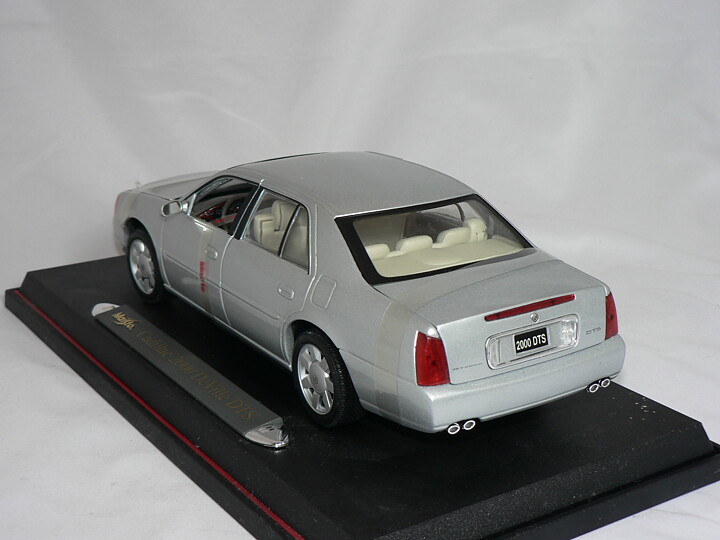 Cadillac  2000 DeVille DTS 1:18  Maisto
