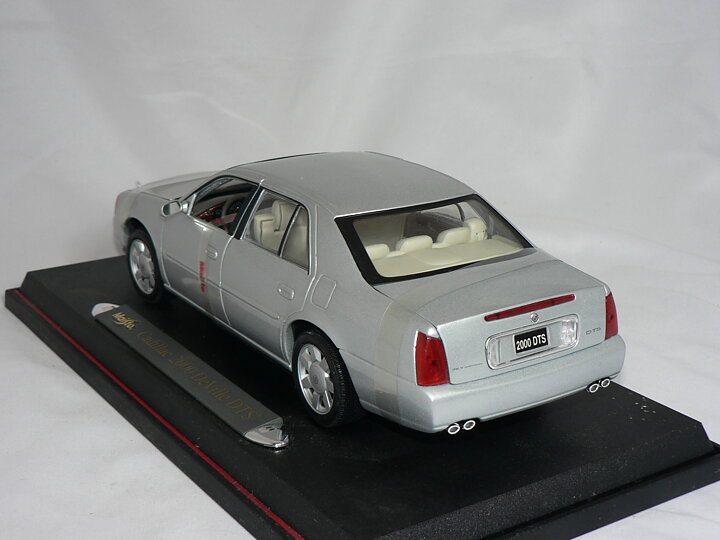 Cadillac  2000 DeVille DTS 1:18  Maisto