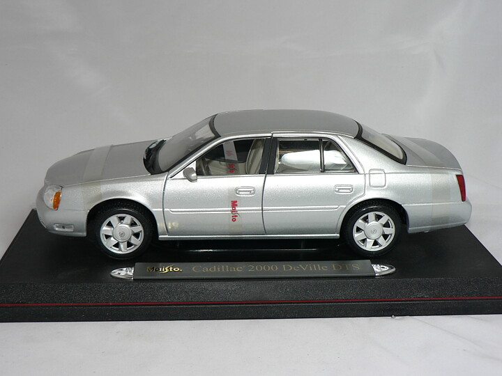 Cadillac  2000 DeVille DTS 1:18  Maisto