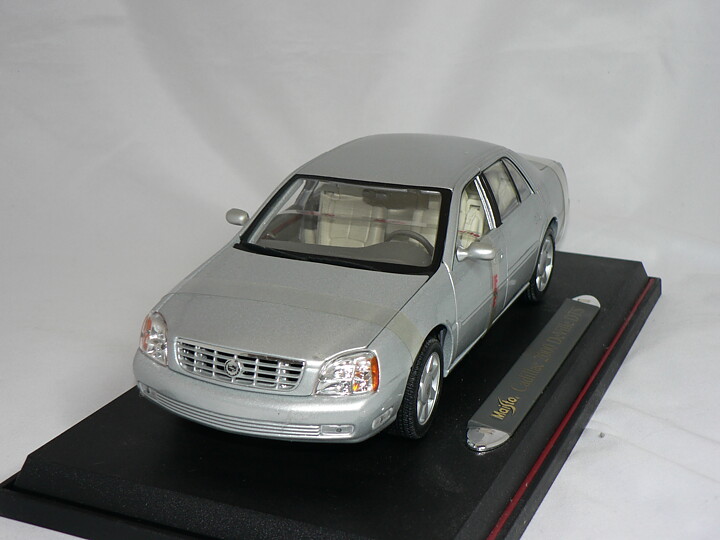 Cadillac  2000 DeVille DTS 1:18  Maisto
