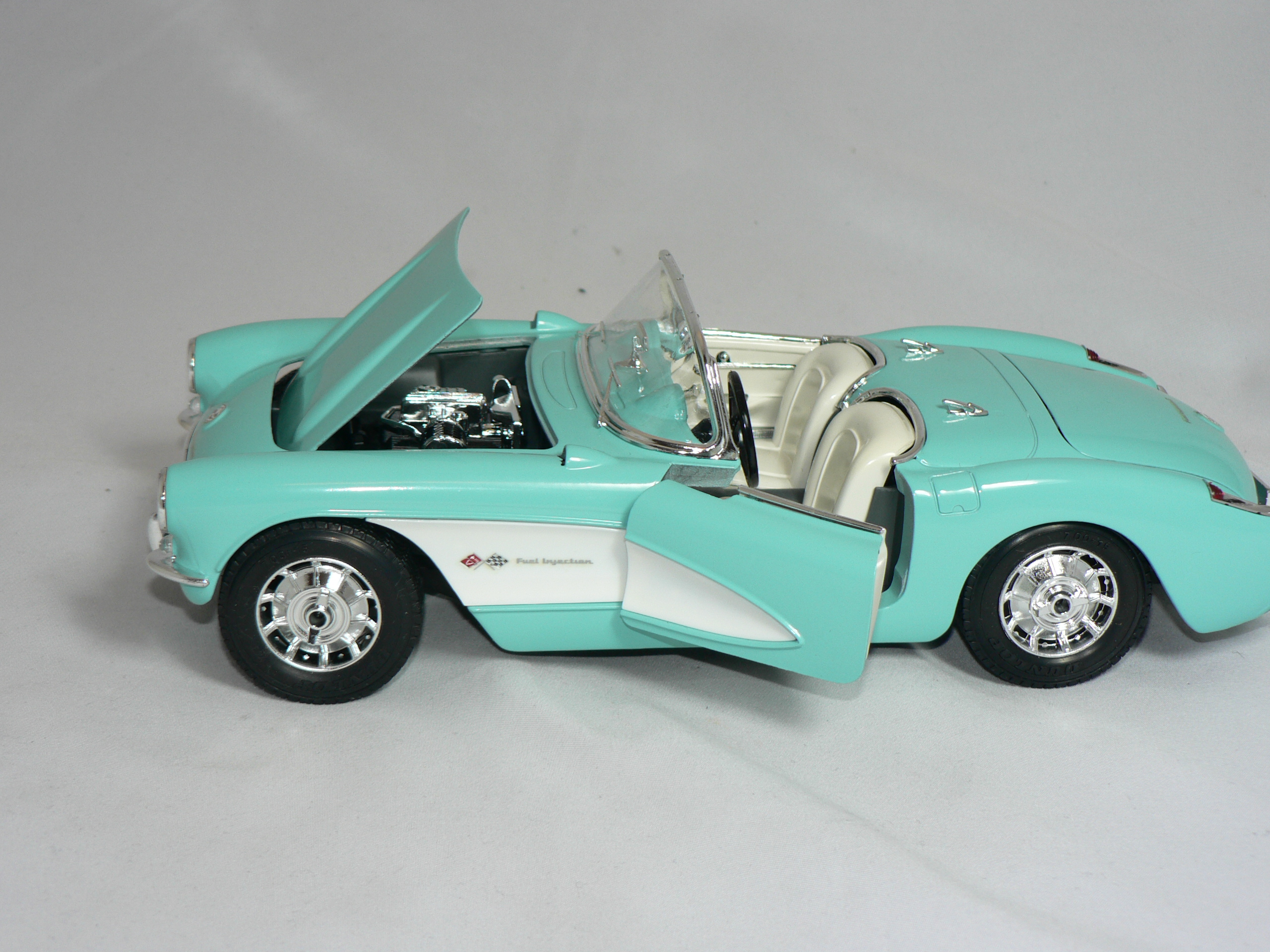 Chevrolet Corvette -1957  1:18  Burago - 4