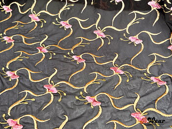 Svart stretch mesh med guld och rosa broderier