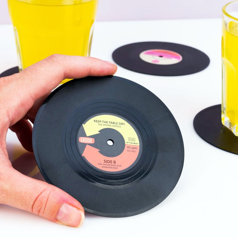 Glasunderlägg som liknar en vinylskiva