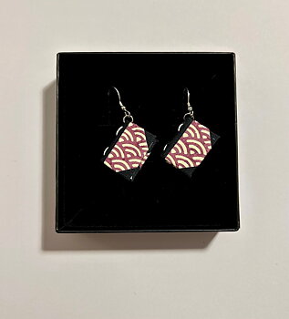 Bookie : Japanese Arches Lilac Örhängen - Handgjorda miniatyrböcker på krokar i sterling silver!