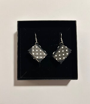 Bookie : Polkadot Black Örhängen - Handgjorda miniatyrböcker på krokar i sterling silver!