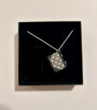 Bookie : Polkadot Black Halsband - Handgjord miniatyrbok på kedja i sterling silver!