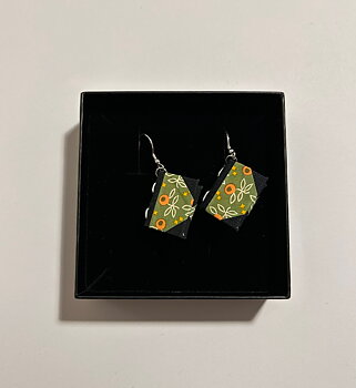 Bookie : Green Apple Örhängen - Handgjorda miniatyrböcker på krokar i sterling silver!