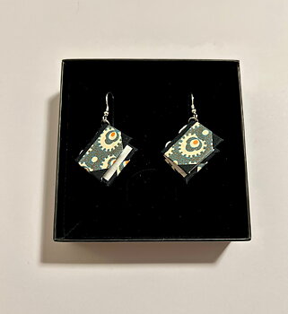 Bookie : Snow Lantern Örhängen - Handgjorda miniatyrböcker på krokar i sterling silver!
