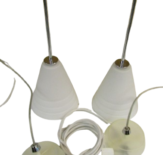  hängande lampor med vita konformade lampskärmar och silverfärgade detaljer.
