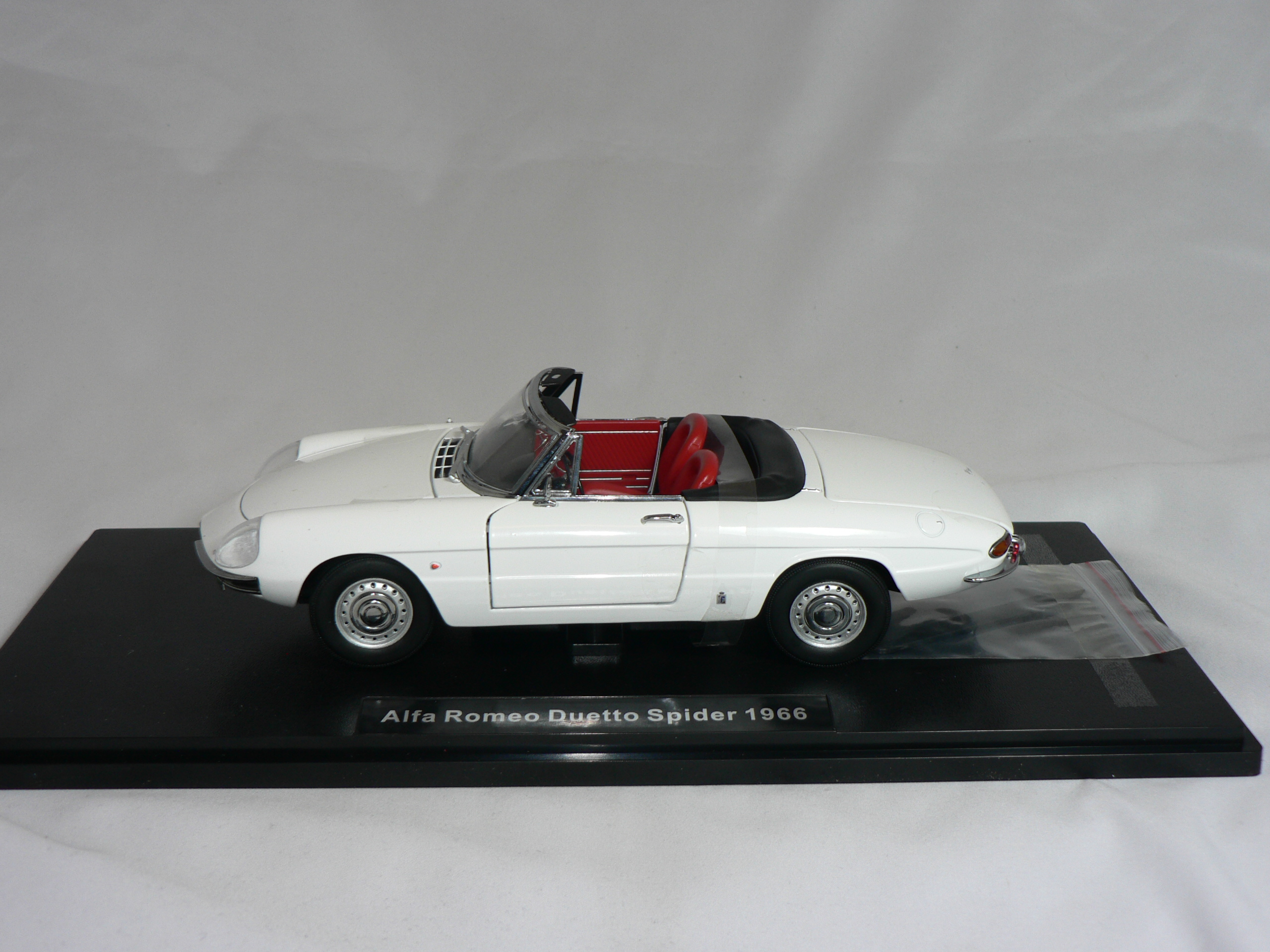 Alfa Romeo   Duetto  Spider  1966  1:18  Touring - 4