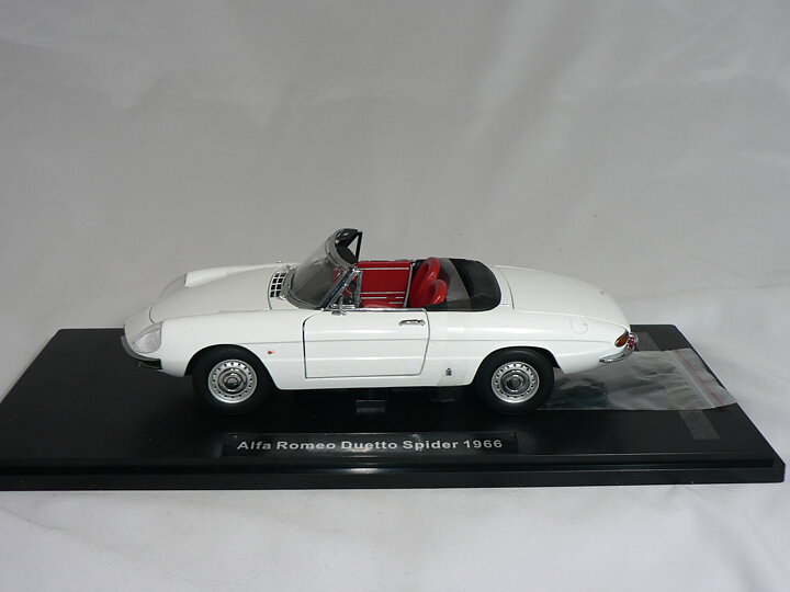 Alfa Romeo   Duetto  Spider  1966  1:18  Touring