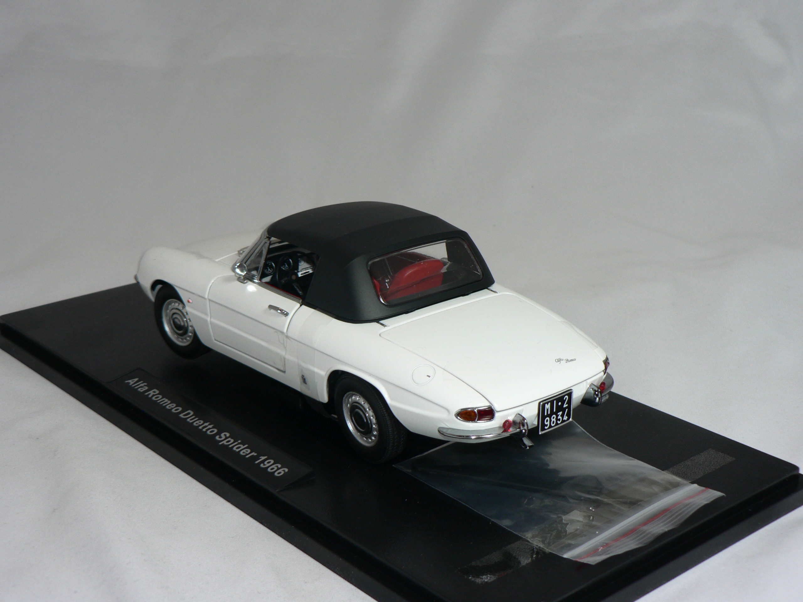 Alfa Romeo   Duetto  Spider  1966  1:18  Touring - 2