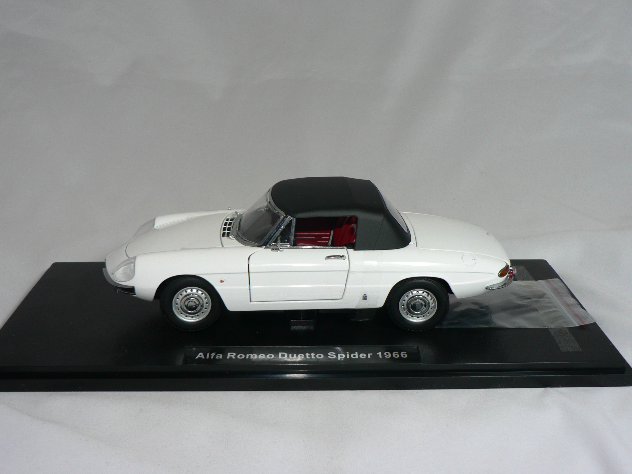 Alfa Romeo   Duetto  Spider  1966  1:18  Touring - 3