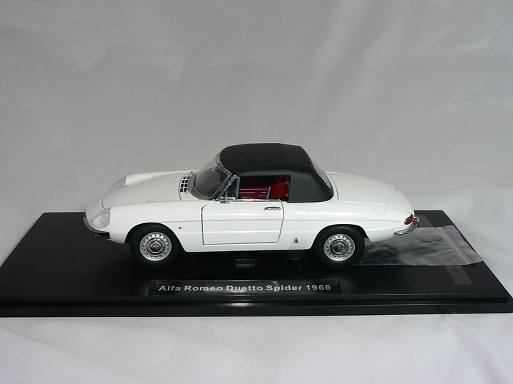 Alfa Romeo   Duetto  Spider  1966  1:18  Touring