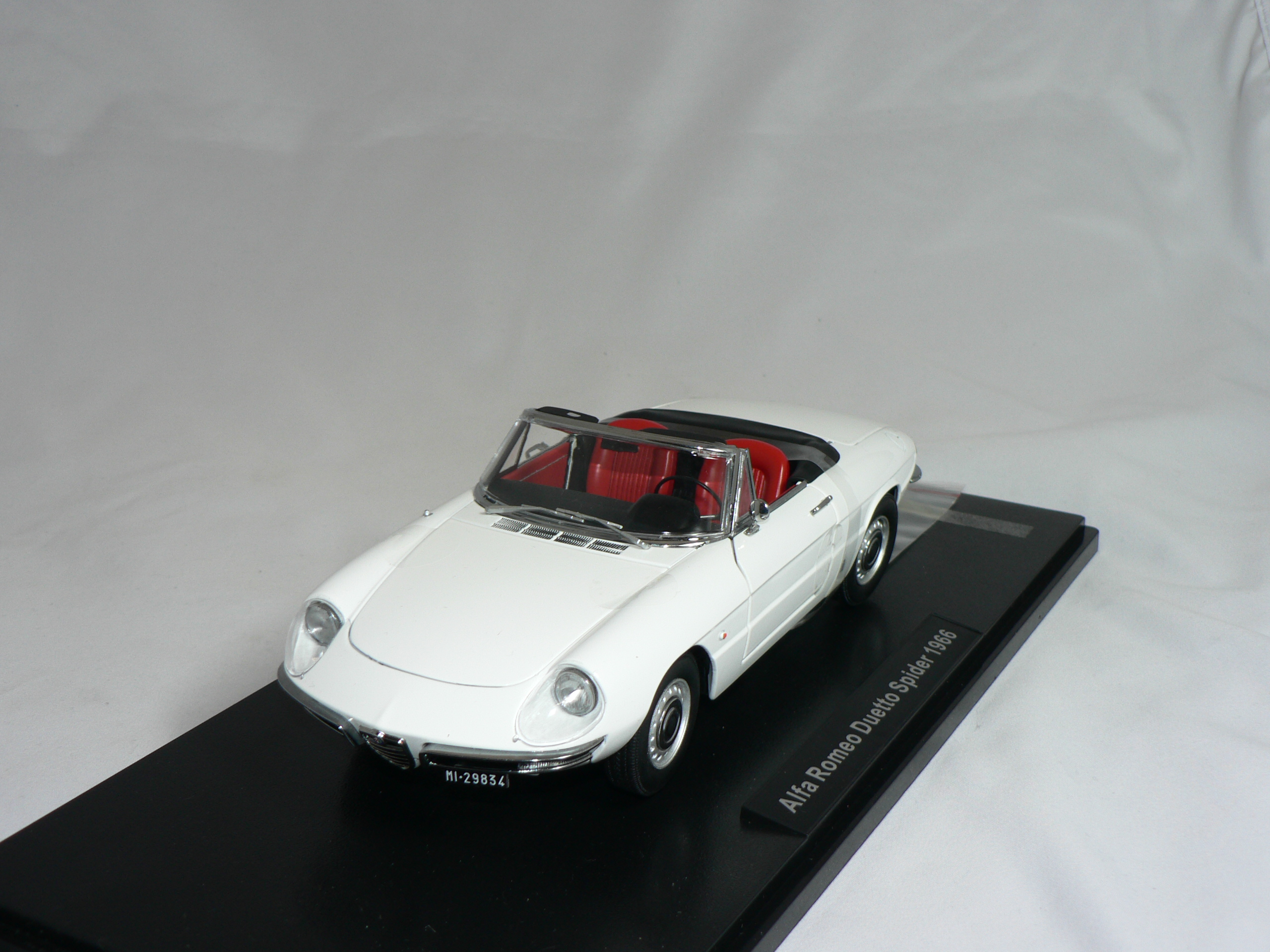 Alfa Romeo   Duetto  Spider  1966  1:18  Touring - 5