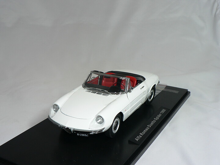 Alfa Romeo   Duetto  Spider  1966  1:18  Touring