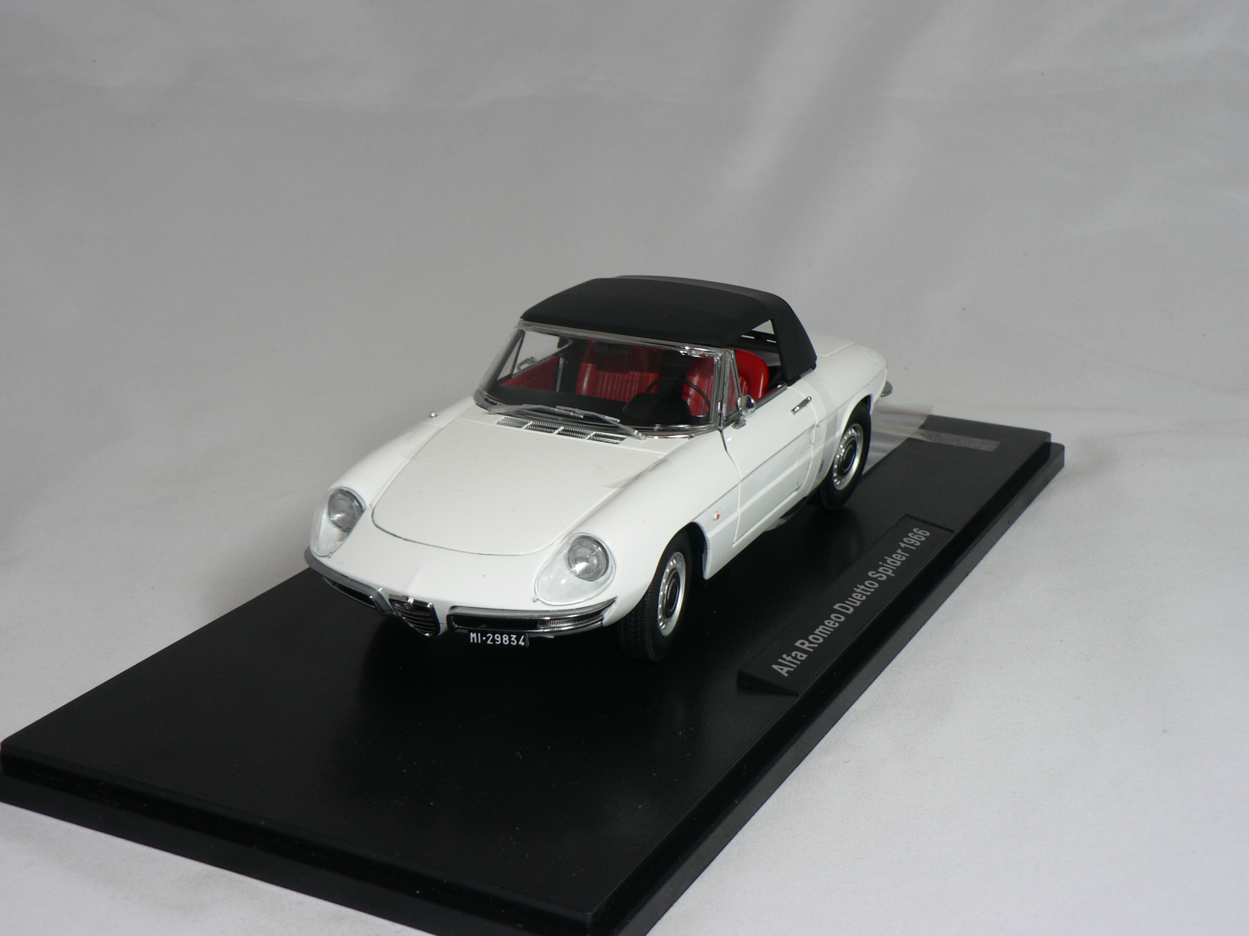 Alfa Romeo   Duetto  Spider  1966  1:18  Touring