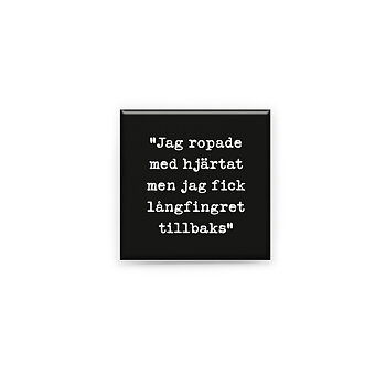 Stilren kylskåpsmagnet i storlek 5x5 cm med citatet "Jag ropade med hjärtat men fick långfingret tillbaks" ur låten "Gravöl och dans".