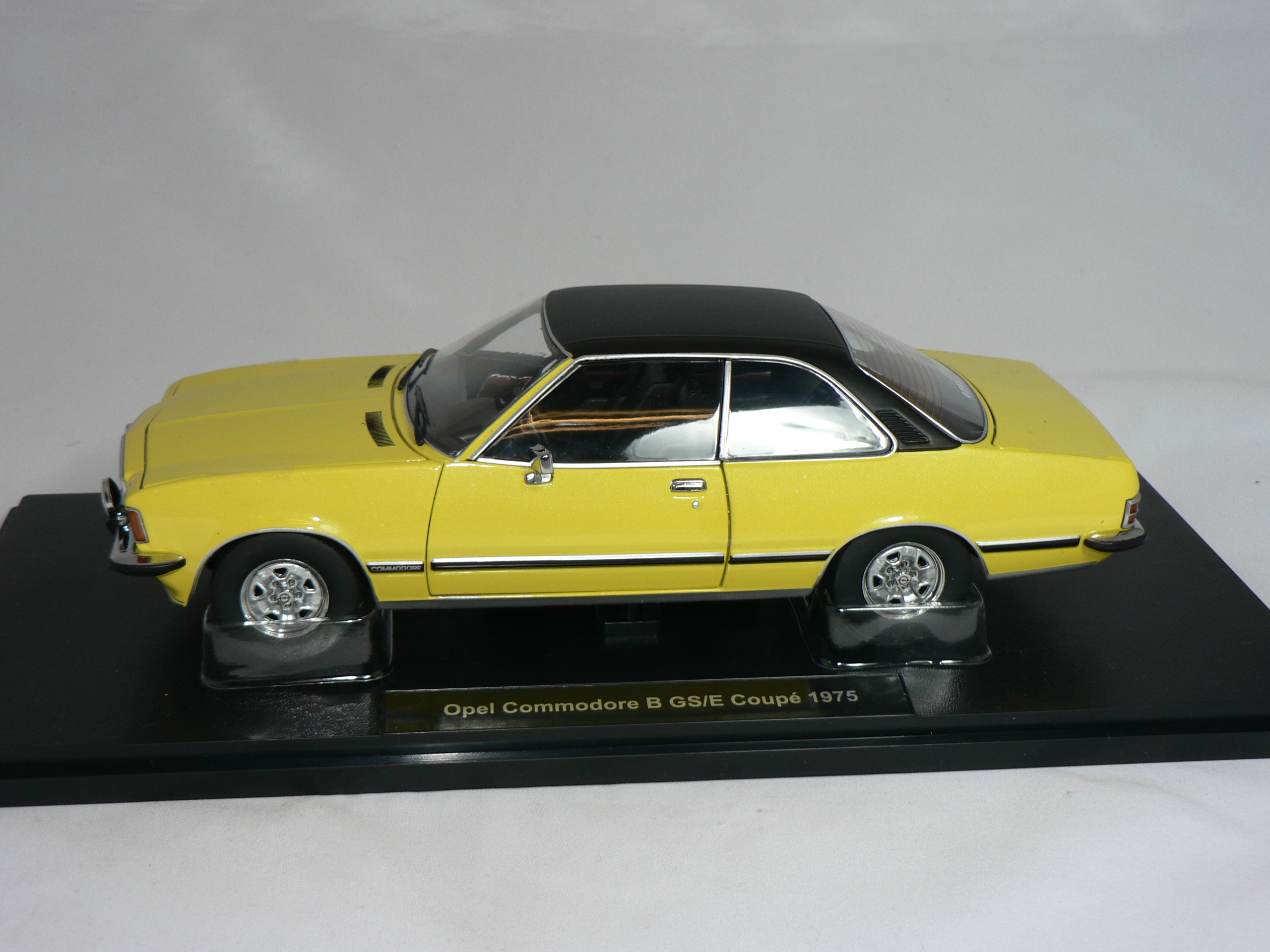 Opel Commodore  B  GS/E  1975  1:18 Touring - 3