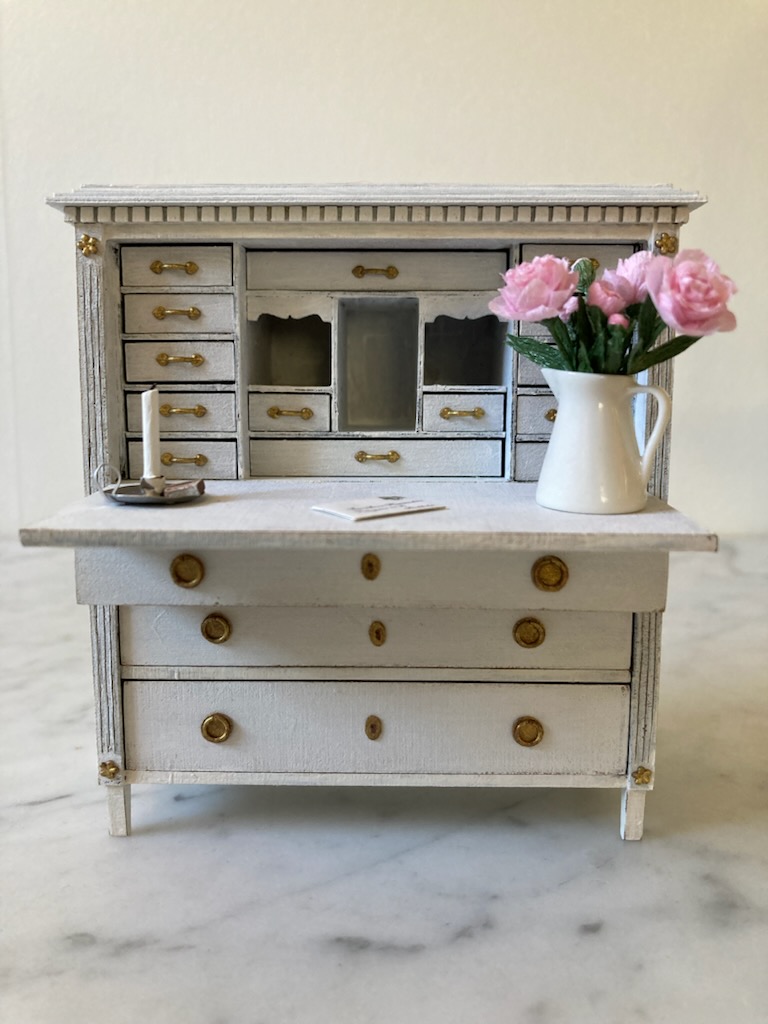 Scandinaian desk, unpainted- kit Alison Davies - 2