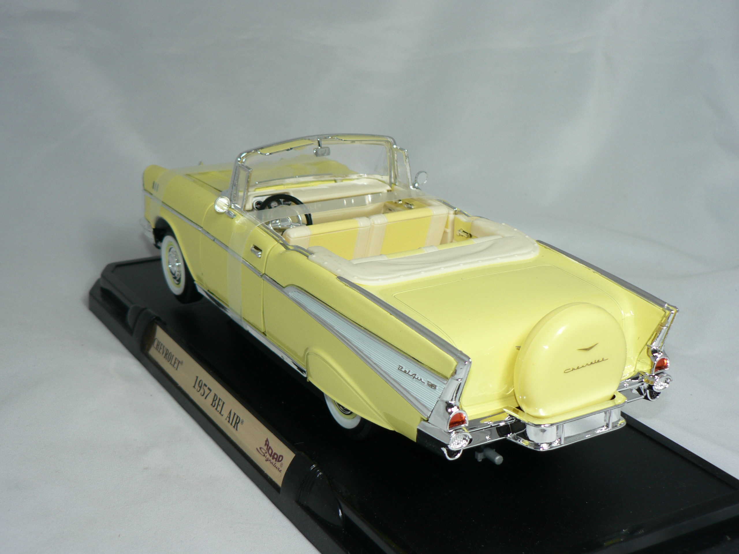Chevrolet  Bel Air  Cab  1957  1:18  Road Legends - 2