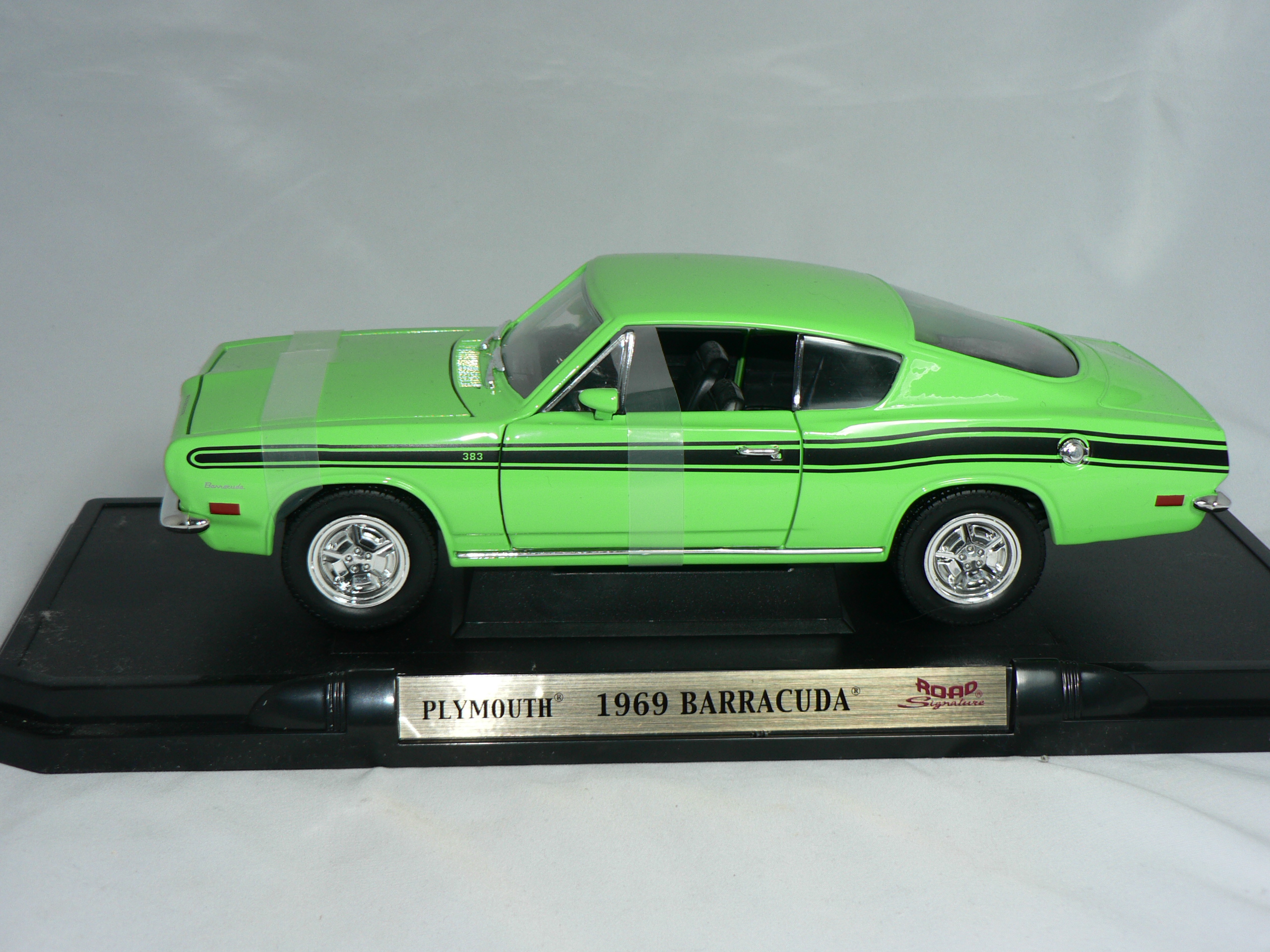 Plymouth Barracuda 1969  1:18  Road Legends - 3