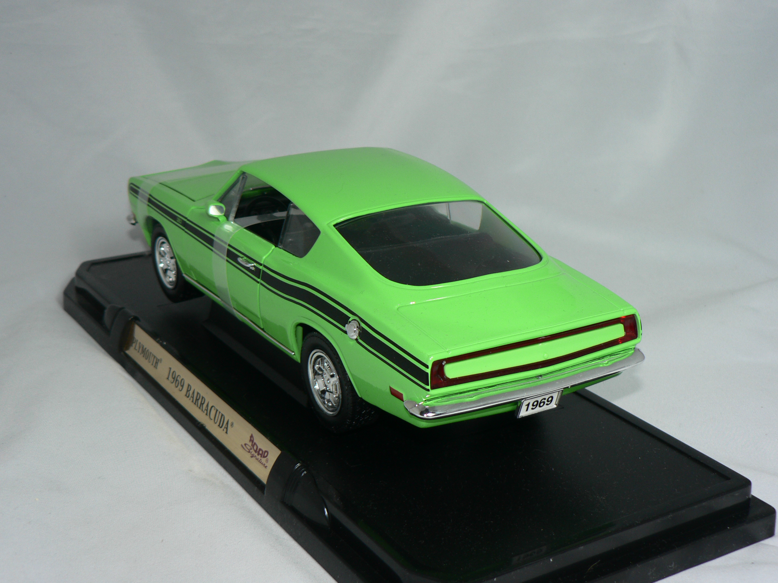 Plymouth Barracuda 1969  1:18  Road Legends - 2