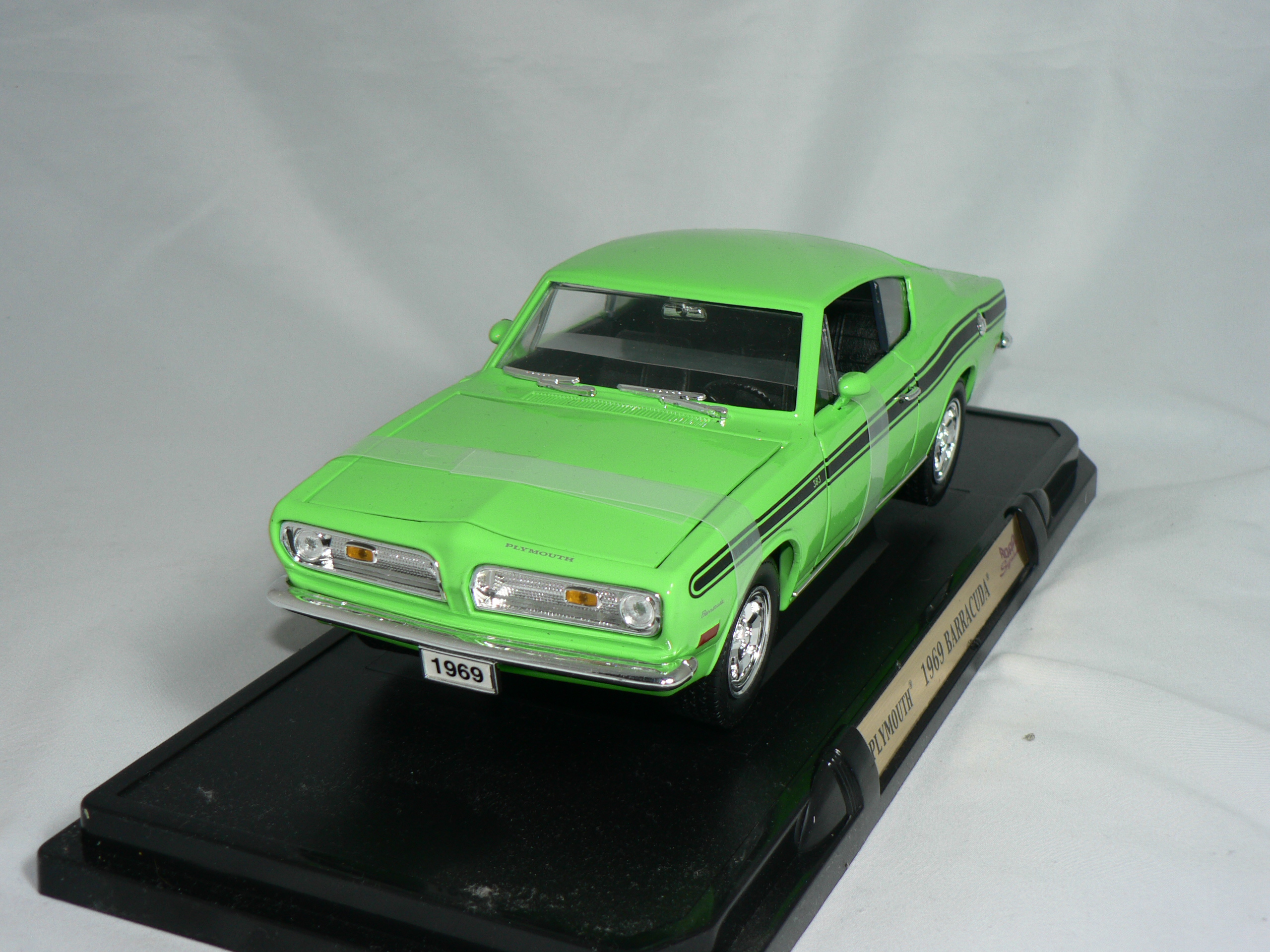 Plymouth Barracuda 1969  1:18  Road Legends