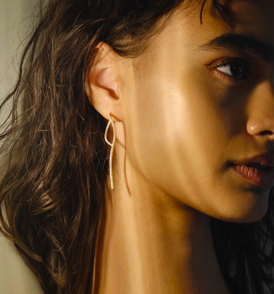 Loop örhängen, guld med vita stenar